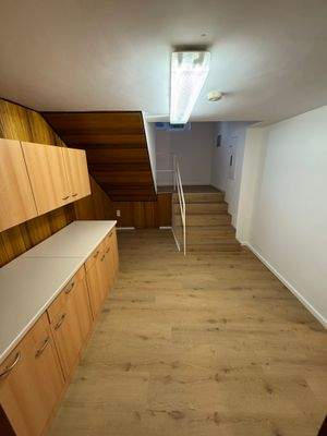 Treppenhaus Kellergeschoss mit Schränken.JPG