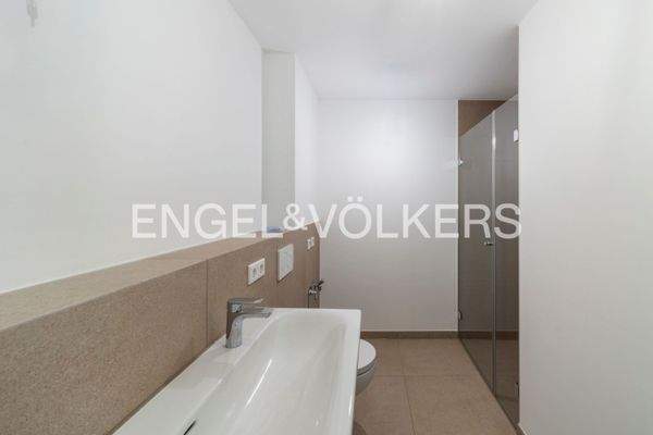 Badezimmer mit bodentiefer Dusche