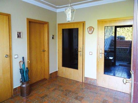 Eingangsdiele: links zum DG, rechts zum EG