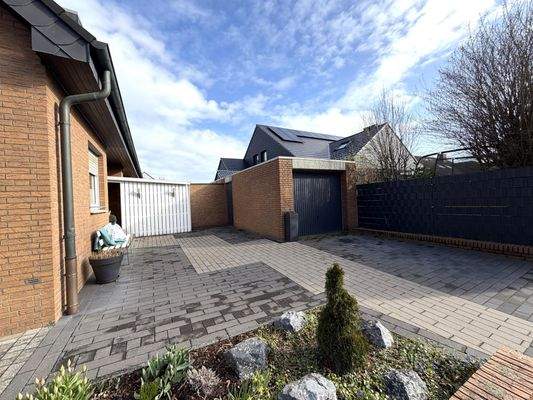 Garage mit Stellplatz