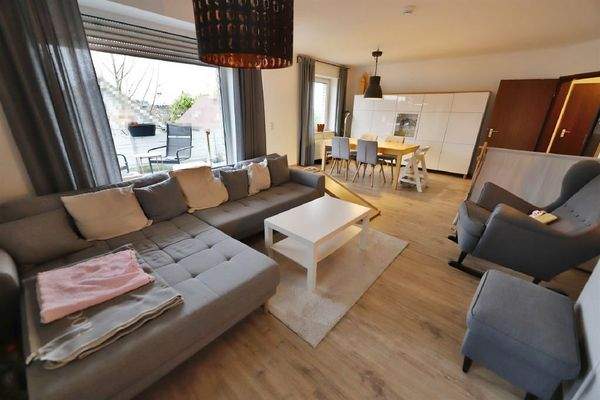 Wohn-/Esszimmer mit Zugang zum Balkon