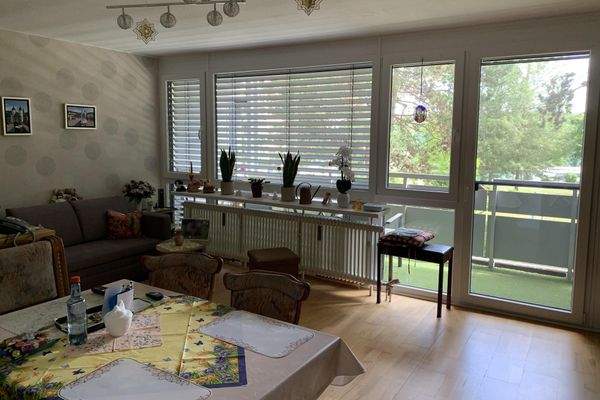 Wohnzimmer mit Blick ins Grüne