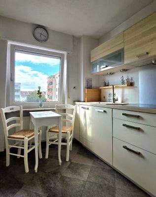 Küche mit Einbauküche