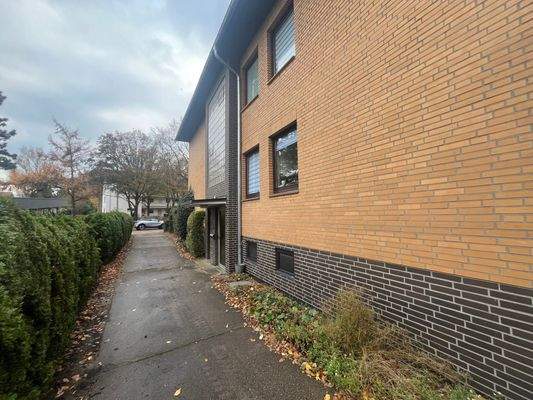 Auffahrt zu PKW-Stellplätzen