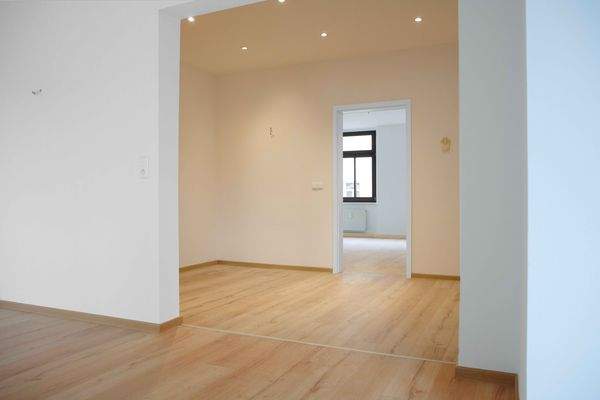 Wohnzimmer mit Blick in Flur