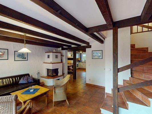 Blick in den Wohnbereich mit Kamin im Erdgeschoss