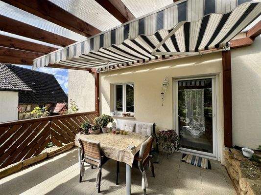 Große Sonnenterrasse mit Markise und Pergola