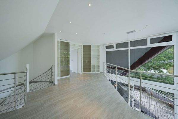 Galeriebereich mit riesiger Fensterfront