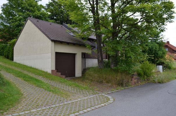 Garage mit Stellplatz und Anliegerwohnung!