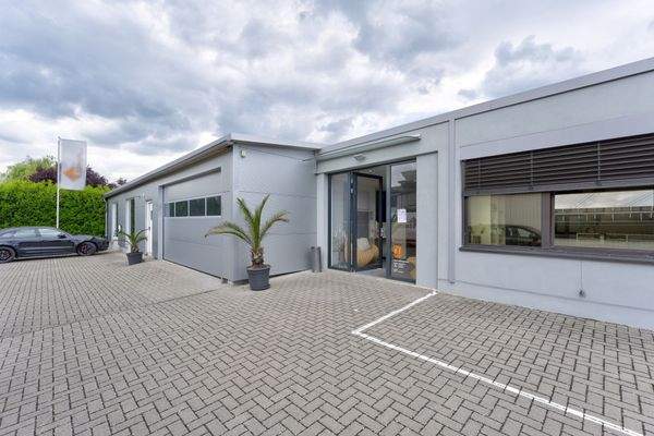 Eingang Büro und Hallen