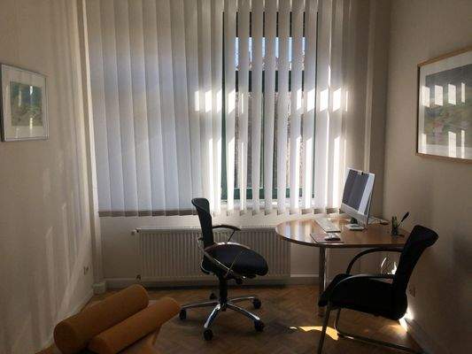 Behandlungszimmer 1.jpg