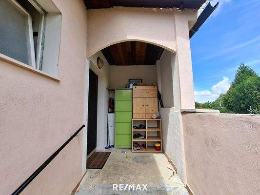 überdachter Eingangsbereich