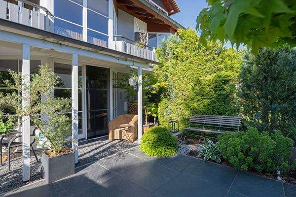 Gemütlicher, geschützter Platz unter dem Balkon zum Entspannen