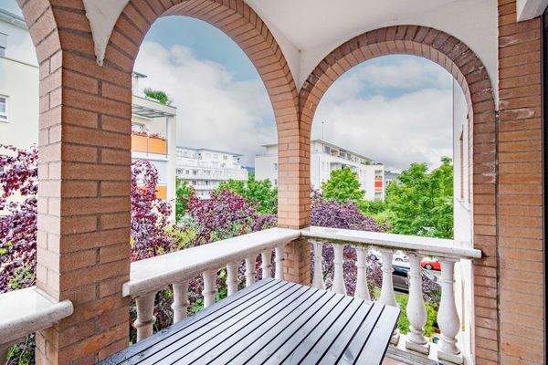 ...mit schönem Balkon im Barock Stil.