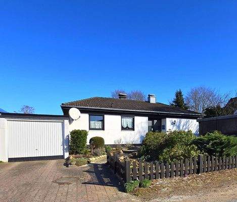 Garage und Stellplatz vor der Garage