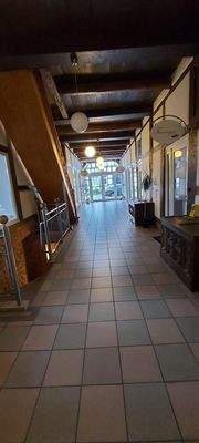 links die Treppe zu den Toiletten