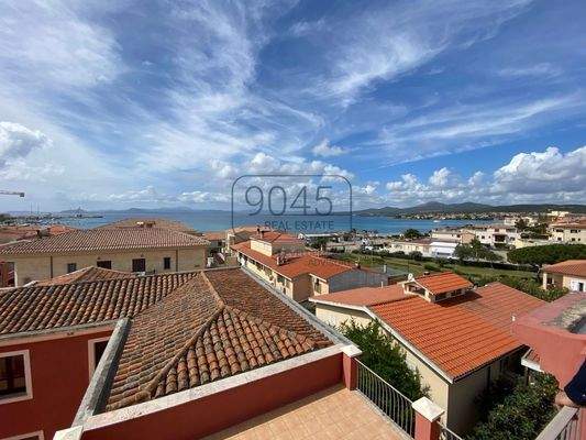 Penthouse mit Panoramaterrasse und atemberaubendem Meerblick in Golfo Aranci 