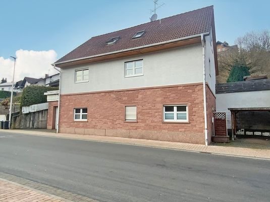 Außenansicht mit Blick auf den Carport