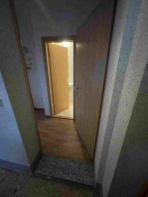 Blick vom Treppenhaus in Flur und Bad.jpg