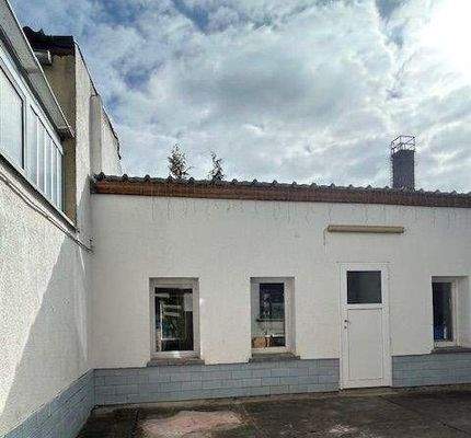 Innenhof mit Nebengebäude