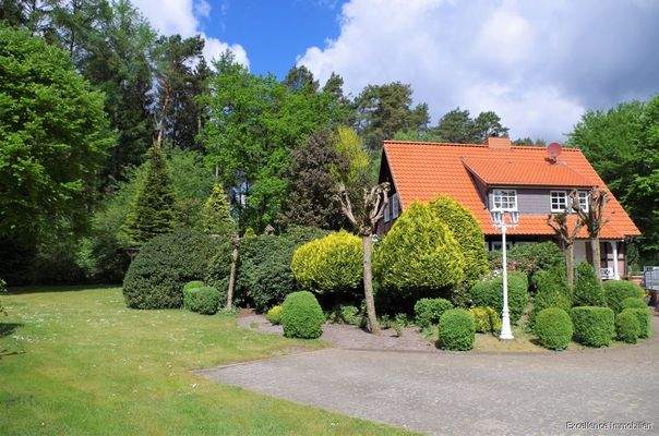 Hausansicht und Gästeparkplatz