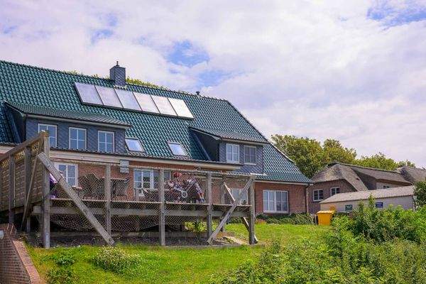 Hausrückseite mit Terrassenbau.jpg