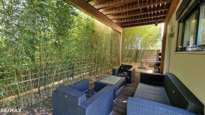 Terrasse unter dem Balkon