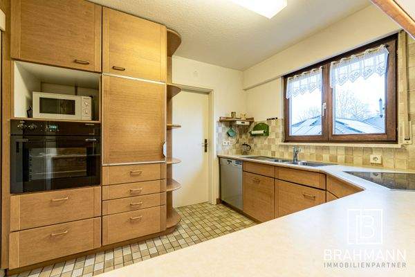 Gepflegte Küche EG mit Zugang zum sep. Vorratsraum