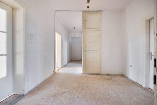 Großzügige Diele mit Einbauschrank