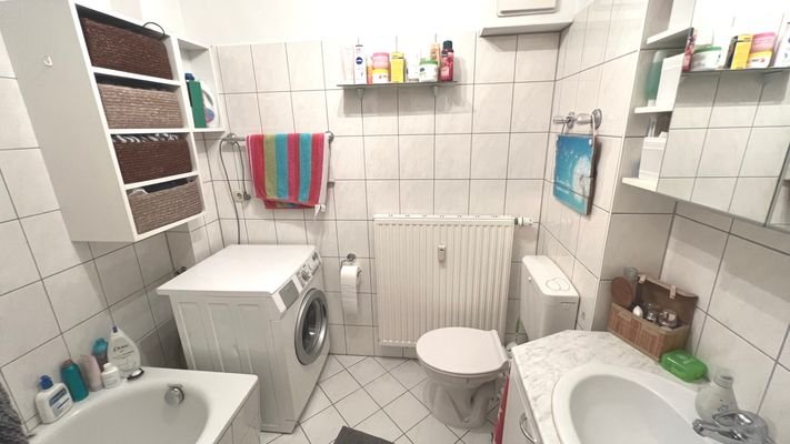 Bad mit Wanne, WC und Waschbecken