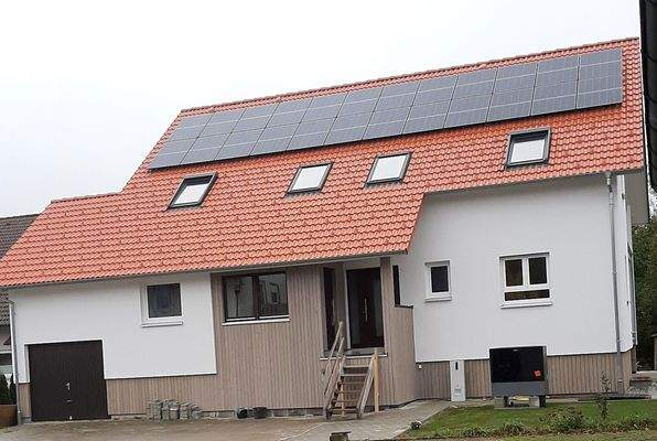 vordere Ansicht mit Wärmepumpe