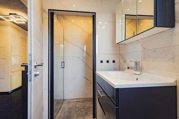 Bad mit begehbarer Dusche