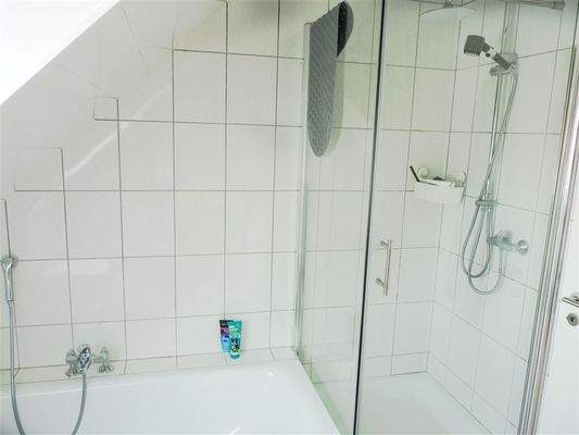 Bad mit Badewanne und Dusche DG