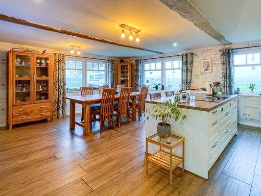 ...und dem großzügigen Platz für den Esstisch