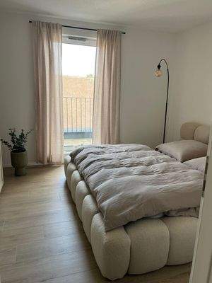 Schlafzimmer mit Balkonblick