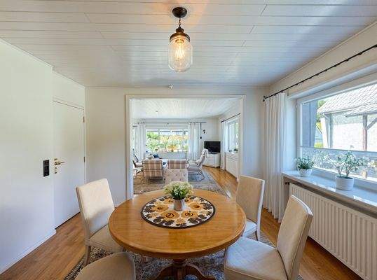 Esszimmer Bild 2 Landhaus - (KI generiert)