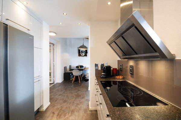 Blick aus Küche auf Essbereich