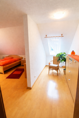 Schlafzimmer mit Blick zur Ankleidemöglichkeit