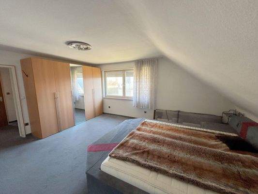 geräumiges Schlafzimmer