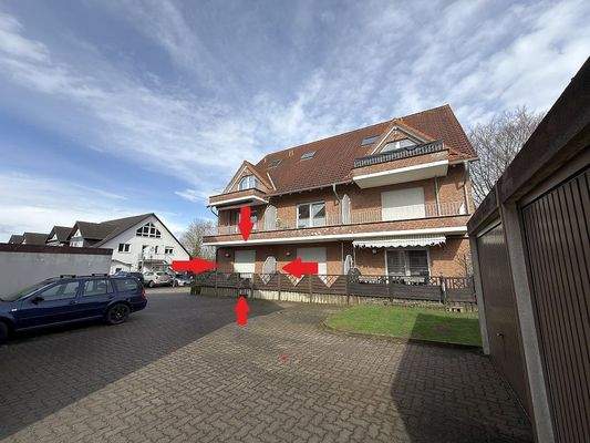 Hausansicht mit Terrasse/Balkonen