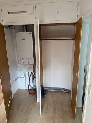 Wandschrank mit Gas-Therme.JPG