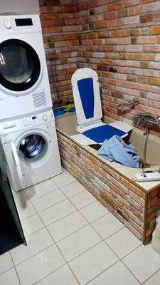 Badezimmer mit Wasch-Trockenmöglichkeit