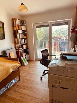 Helles Arbeitszimmer