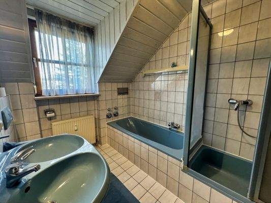 Badezimmer mit Wanne und Dusche