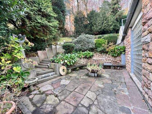 Gemütliche Terrasse mit Zugang zum Garten