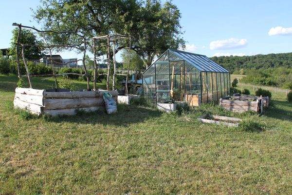 Gewächshaus und Hochbeete