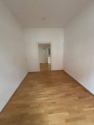 Zimmer 1 Richtung Flur.jpg