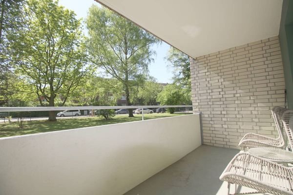 Großzügiger Sonnenbalkon mit Grünblick