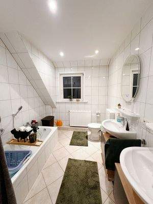 Badezimmer mit Badewanne.jpg