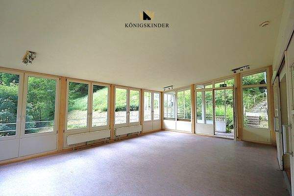 ...mit lichthellem Wintergarten...